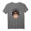 Frecher Affe mit Flieger-Sonnenbrille & Musik Kopfhörer Unisex T-Shirt – Perfekt als Geschenk für Tier-, Dschungel- und Musikfans