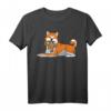 Akita Inu Hund mit Plüschtier T-Shirt – Lustiges Hunde-Design für Herrchen, Frauchen & Kinder, perfekt für Hunde- und Akita Fans