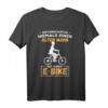Fahrrad T-Shirt mit E-Bike Motiv - Unterschätze niemals einen alten Mann, perfektes Geschenk für Radfahrer zu Weihnachten, Geburtstag oder Vatertag