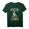 Fahrrad T-Shirt mit E-Bike Motiv - Unterschätze niemals einen alten Mann, perfektes Geschenk für Radfahrer zu Weihnachten, Geburtstag oder Vatertag