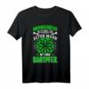 Unterschätze niemals einen alten Mann mit einem Dartpfeil T-Shirt - Lustiges Dart Motiv für Herren, Opa & Onkel, perfekt für Dartturniere & Liga