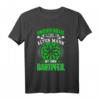 Unterschätze niemals einen alten Mann mit einem Dartpfeil T-Shirt - Lustiges Dart Motiv für Herren, Opa & Onkel, perfekt für Dartturniere & Liga
