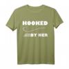 Passendes Angelgeschenk für Paare zum Valentinstag - Lustiges Partnerlook Angel T-Shirt mit Spruch 'Hooked by her!' für Verliebte Angler