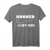 Passendes Angelgeschenk für Paare zum Valentinstag - Lustiges Partnerlook Angel T-Shirt mit Spruch 'Hooked by her!' für Verliebte Angler