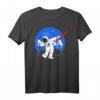 NASA Astronaut Dab On The Moon Grafik T-Shirt – Offiziell lizenziertes NASA Merchandise für Raumfahrtfans