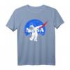 NASA Astronaut Dab On The Moon Grafik T-Shirt – Offiziell lizenziertes NASA Merchandise für Raumfahrtfans