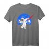 NASA Astronaut Dab On The Moon Grafik T-Shirt – Offiziell lizenziertes NASA Merchandise für Raumfahrtfans