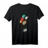Astronaut T-Shirt mit Planeten – Lustiges Weltall Design als Geschenk für Raumfahrt- und Kosmos-Fans für Herren, Damen & Kinder