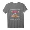 Irgendwas Ist Hier Faul Faultier Bürohumor T-Shirt – Lustiges Geschenk für Arbeitskollegen, Morgenmuffel & Faulpelze im Büro und Home Office
