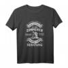 Lustiges Zimmerer Spruch T-Shirt für Schreiner, Dachdecker & Handwerker – Perfektes Geschenk für Beruf & Rente