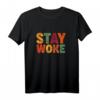 Stay Woke Black Lives Matter T-Shirt – Für Gleichberechtigung, Proteste & Black History Month – Attractives African Colors Design für Männer & Frauen