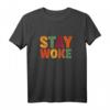 Stay Woke Black Lives Matter T-Shirt – Für Gleichberechtigung, Proteste & Black History Month – Attractives African Colors Design für Männer & Frauen