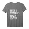 Herren Männertag Shirt mit Spruch – Vatertags Geschenk für Papa, Opa & Co. | Lustiges Bonus Dad Ever T-Shirt für Männer zum Geburtstag, Weihnachten & Himmelfahrt