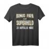 Herren Bonus Papa T-Shirt – Lustiger Spruch 'Weil Superheld zu auffällig wäre' als Geschenk für Bonusväter zu Geburtstag, Weihnachten & Vatertag