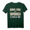 Herren Bonus Papa T-Shirt – Lustiger Spruch 'Weil Superheld zu auffällig wäre' als Geschenk für Bonusväter zu Geburtstag, Weihnachten & Vatertag