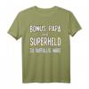 Herren Bonus Papa T-Shirt – Lustiger Spruch 'Weil Superheld zu auffällig wäre' als Geschenk für Bonusväter zu Geburtstag, Weihnachten & Vatertag