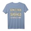 Herren Bonus Papa T-Shirt – Lustiger Spruch 'Weil Superheld zu auffällig wäre' als Geschenk für Bonusväter zu Geburtstag, Weihnachten & Vatertag