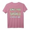 Herren Bonus Papa T-Shirt – Lustiger Spruch 'Weil Superheld zu auffällig wäre' als Geschenk für Bonusväter zu Geburtstag, Weihnachten & Vatertag