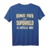 Herren Bonus Papa T-Shirt – Lustiger Spruch 'Weil Superheld zu auffällig wäre' als Geschenk für Bonusväter zu Geburtstag, Weihnachten & Vatertag
