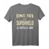 Herren Bonus Papa T-Shirt – Lustiger Spruch 'Weil Superheld zu auffällig wäre' als Geschenk für Bonusväter zu Geburtstag, Weihnachten & Vatertag