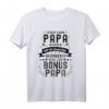 Herren Bonus Papa Spruch T-Shirt - Lustiges & Emotionales Geschenk für Stiefpapa & Stiefvater zur Familienfeier