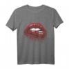 Cool Bold & Sexy Damen Rote Lippen Outfit Grafik Design Stil T-Shirt – Trendiges Sommer- und Partytshirt für Frauen
