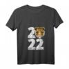 Damen 2022 Tiger Lunar Neujahr Sternzeichen Horoskop T-Shirt mit V-Ausschnitt – Perfekt für Chinesisches Neujahr, Horoskope & Geschenke für alle Altersgruppen
