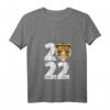 Damen 2022 Tiger Lunar Neujahr Sternzeichen Horoskop T-Shirt mit V-Ausschnitt – Perfekt für Chinesisches Neujahr, Horoskope & Geschenke für alle Altersgruppen