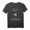 Denke wie ein Proton sei Positiv - Physik T-Shirt für Physikstudenten, Lehrer & Wissenschaftler