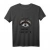 Racoon Whisperer T-Shirt – Lustiges Geschenk für Tierliebhaber, Freunde & Familie zu Weihnachten, Geburtstag & besonderen Anlässen