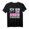 Ich bin die Cousine T-Shirt – Klassisch geschnitten, doppelt genähter Saum, perfektes Geschenk für Familienmitglieder