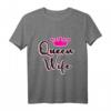 Queen Wife T-Shirt für Ehefrauen & Hausfrauen - Perfektes Geschenk zum Ehefrauen-Tag & Valentinstag mit Krone und coolem Spruch