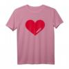 Rotes Herz T-Shirt für Verliebte – Klassisch geschnittenes Liebes-Shirt für Partner, Ehemann & Ehefrau