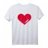 Rotes Herz T-Shirt für Verliebte – Klassisch geschnittenes Liebes-Shirt für Partner, Ehemann & Ehefrau