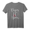 HapDeer Ehemann Geschenk T-Shirt – Personalisiertes Spruchshirt für Jubiläen, Valentinstag & besondere Anlässe