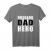 HapDeer T-Shirt für Ehemann, Vater & Superheld - Lustiges Geschenk für Vatertag, Geburtstag & den besten Papa der Welt