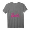 Offizielles Barbie T-Shirt mit Logo in verschiedenen Farben und Größen - Trendiges V-Ausschnitt Shirt für Barbie-Fans