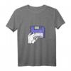 Amiga Workbench Diskette einlegen Retro Computer T-Shirt – Nostalgisches Geek-Shirt für Computer- und Retro-Fans