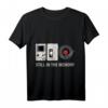 Still im Speicher – Retro Gameboy, Grammophon & Walkman T-Shirt für Nostalgie-Fans