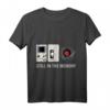 Still im Speicher – Retro Gameboy, Grammophon & Walkman T-Shirt für Nostalgie-Fans
