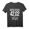 42,02 Jahre Jung Finanzen Kanzelei Steuerberater T-Shirt – Humorvolles Geschenk für junge Steuerprofis & Mitarbeiter in Kanzleien