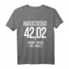 42,02 Jahre Jung Finanzen Kanzelei Steuerberater T-Shirt – Humorvolles Geschenk für junge Steuerprofis & Mitarbeiter in Kanzleien