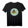 Niedlicher Goldfisch mit Haifischflossen Mode T-Shirt – Perfektes Geschenk für Fischliebhaber, Angler und Fischfans