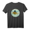 Niedlicher Goldfisch mit Haifischflossen Mode T-Shirt – Perfektes Geschenk für Fischliebhaber, Angler und Fischfans