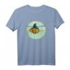 Niedlicher Goldfisch mit Haifischflossen Mode T-Shirt – Perfektes Geschenk für Fischliebhaber, Angler und Fischfans