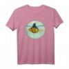 Niedlicher Goldfisch mit Haifischflossen Mode T-Shirt – Perfektes Geschenk für Fischliebhaber, Angler und Fischfans