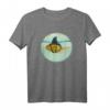 Niedlicher Goldfisch mit Haifischflossen Mode T-Shirt – Perfektes Geschenk für Fischliebhaber, Angler und Fischfans