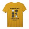 Working Off This 6 Pack Fitness T-Shirt – Lustiges Gym Shirt mit Spruch für Männer und Jungen, ideales Geschenk für Fitness- und Gym-Liebhaber