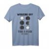 Working Off This 6 Pack Fitness T-Shirt – Lustiges Gym Shirt mit Spruch für Männer und Jungen, ideales Geschenk für Fitness- und Gym-Liebhaber