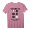Working Off This 6 Pack Fitness T-Shirt – Lustiges Gym Shirt mit Spruch für Männer und Jungen, ideales Geschenk für Fitness- und Gym-Liebhaber